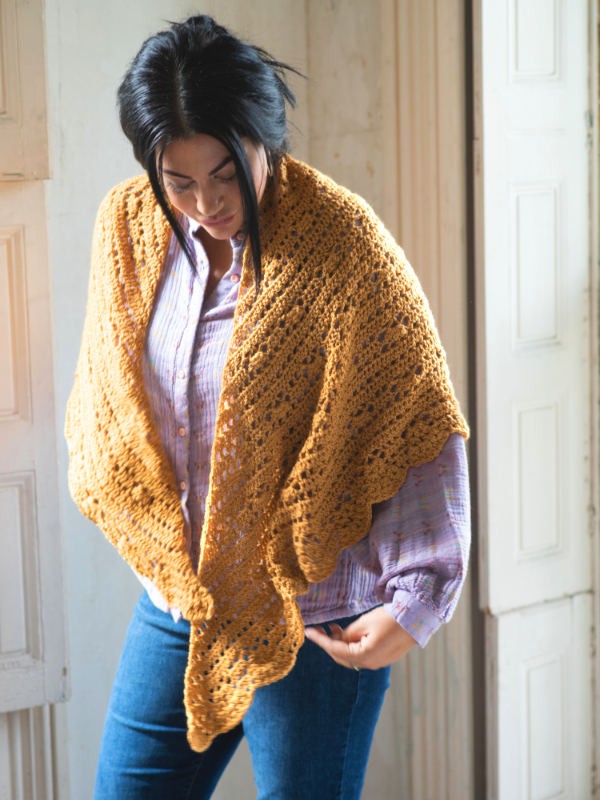 Crocheted triangular shawl Cressida. Free written pattern.