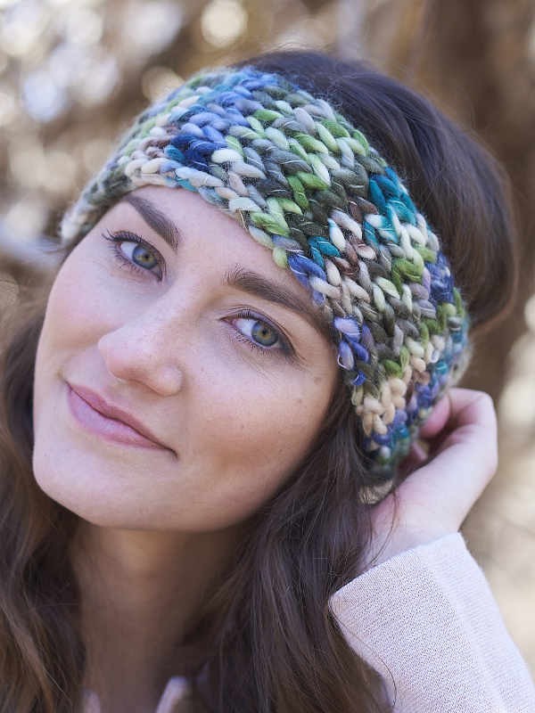 Knit cute headband Fresia. Free written pattern.