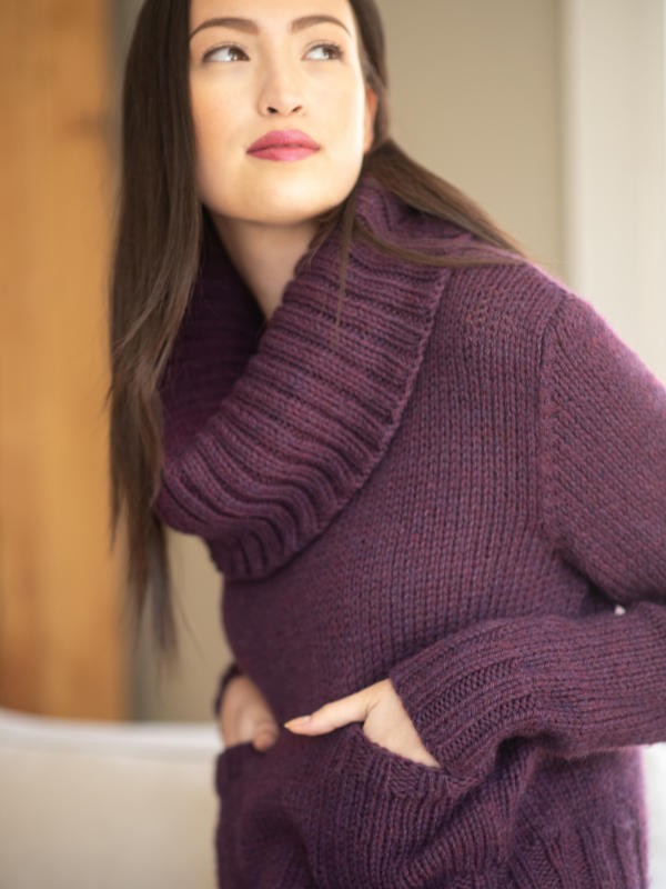 Sweater Mere with a ribbed cowlneck. Free knitting pattern.