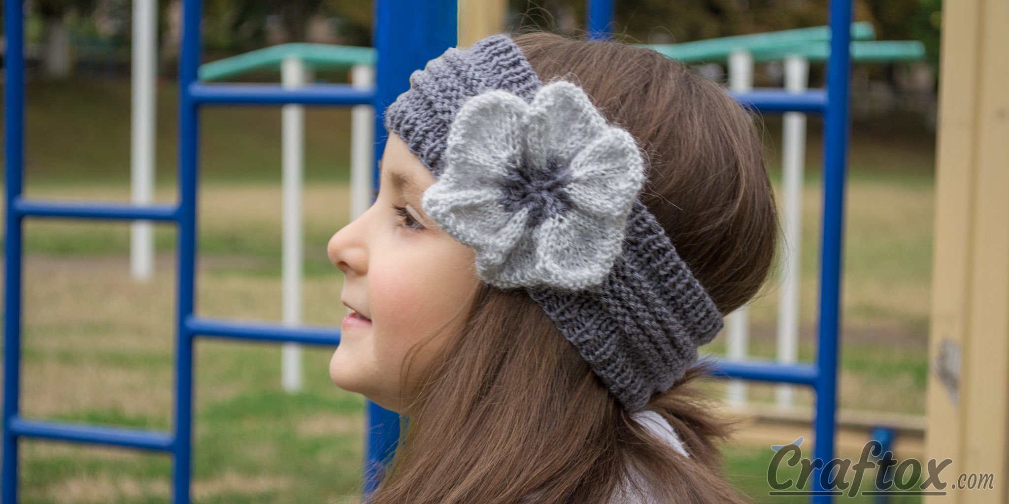 Knitted headband with flower (cropped)