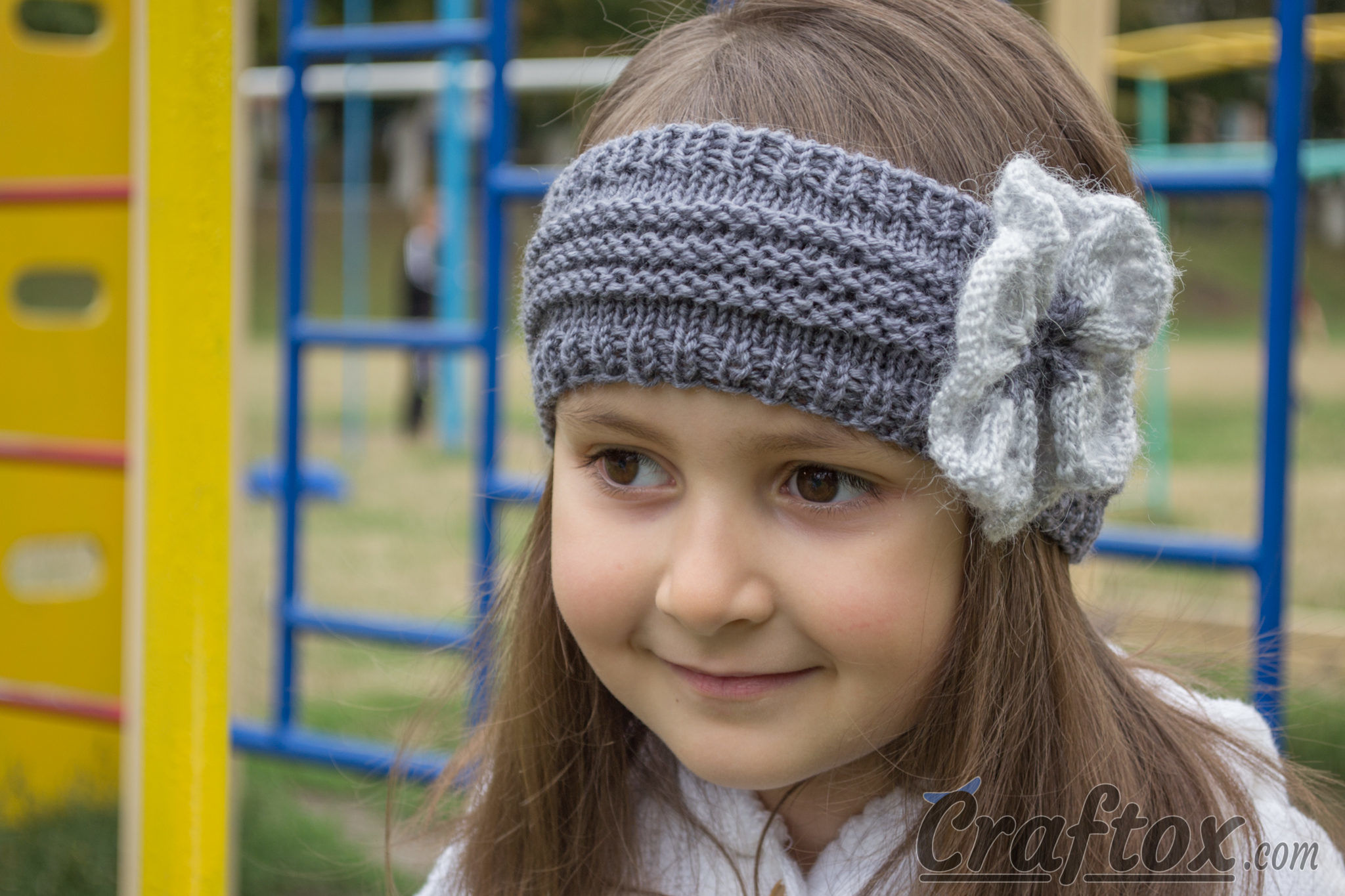 Knitted headband with flower. Patron gratuit.