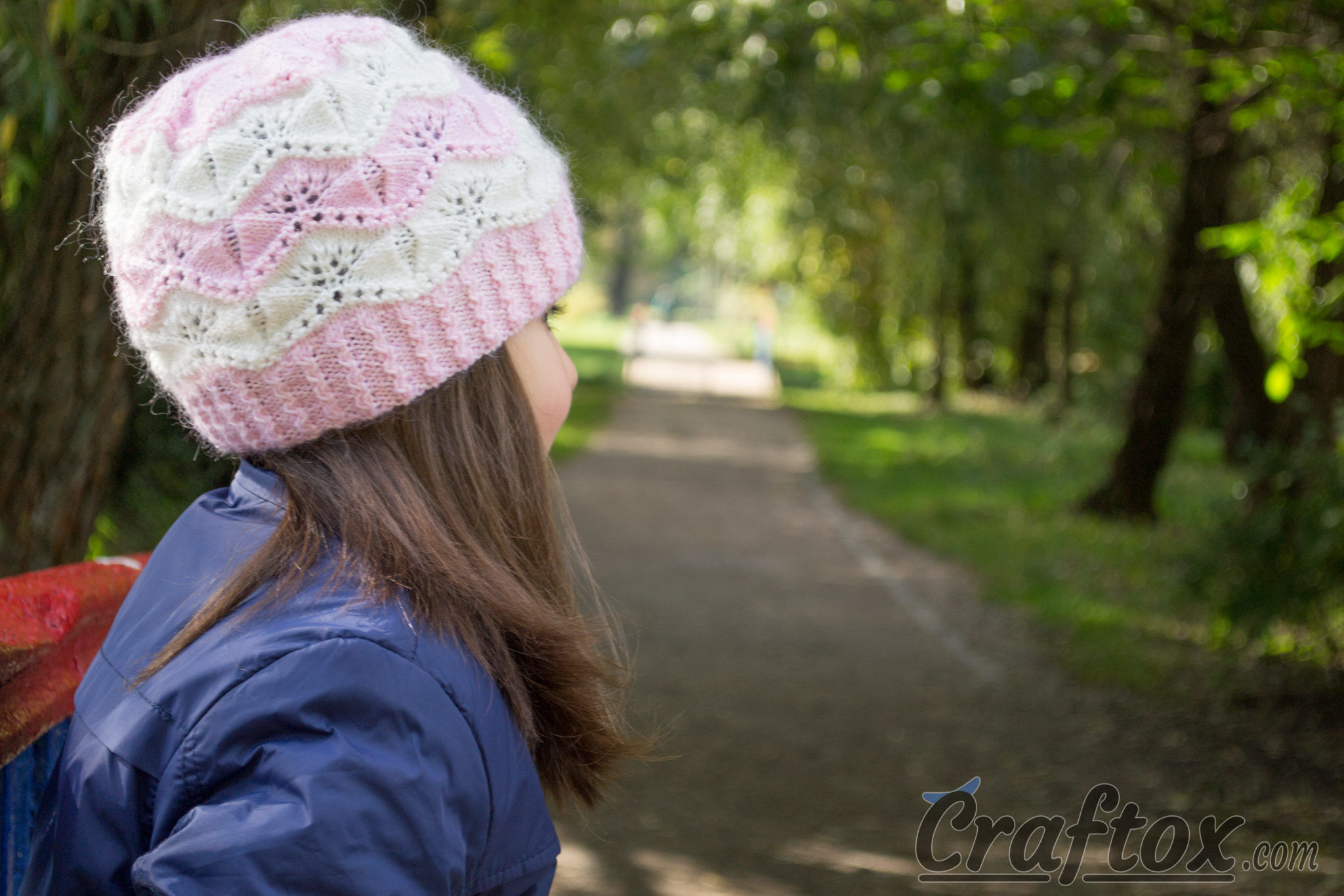 "Marshmallow" beanie for girls. Free knitting pattern.